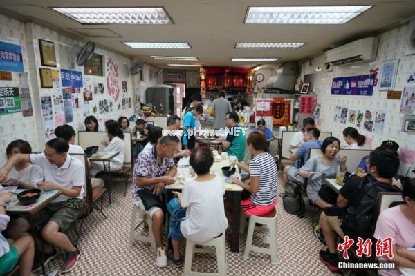 我支持香港警察:香港撑警茶餐厅爆红 民众慕名前来支持插图4